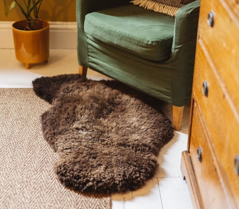 NATURAL BROWN MEDIUM SHEEPSKIN RUG / THROW 95X60CMS