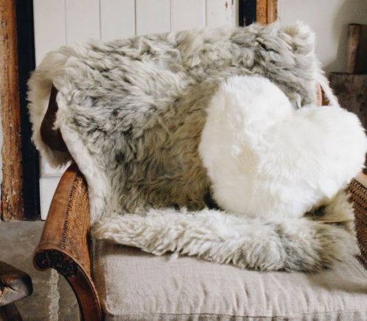 HERDWICK LARGE SHEEPSKIN RUG (TÙS - MILLBECK FARM)