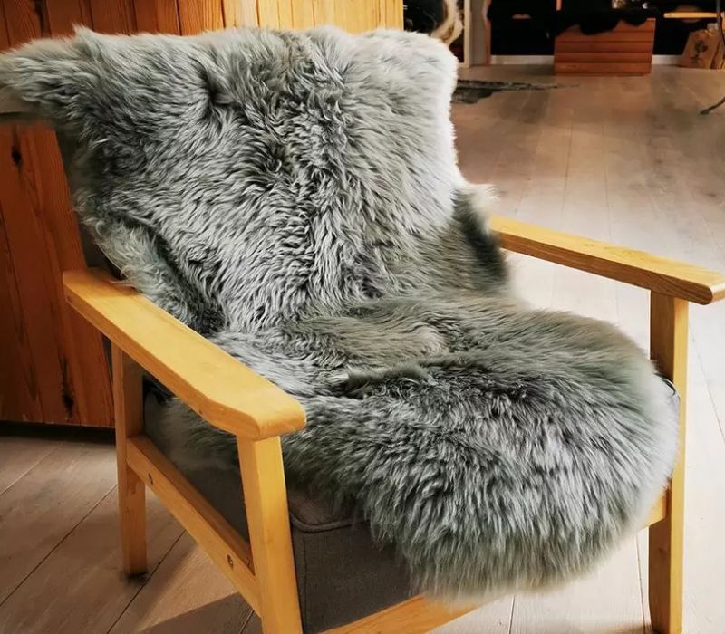 SOFT GREY LARGE SHEEPSKIN RUG/THROW