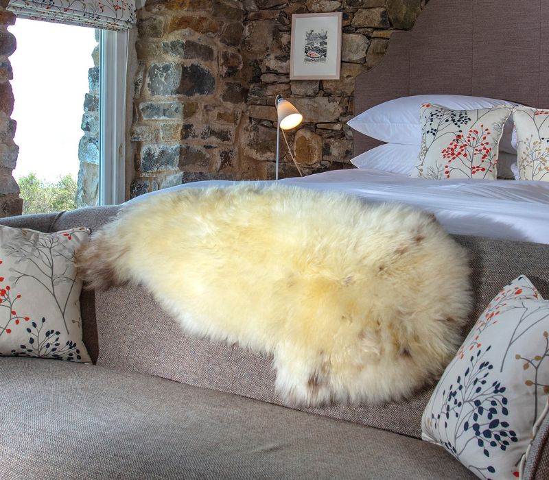 MIMOSA SMALL WHITE HIGHLAND SHEEPSKIN RUG