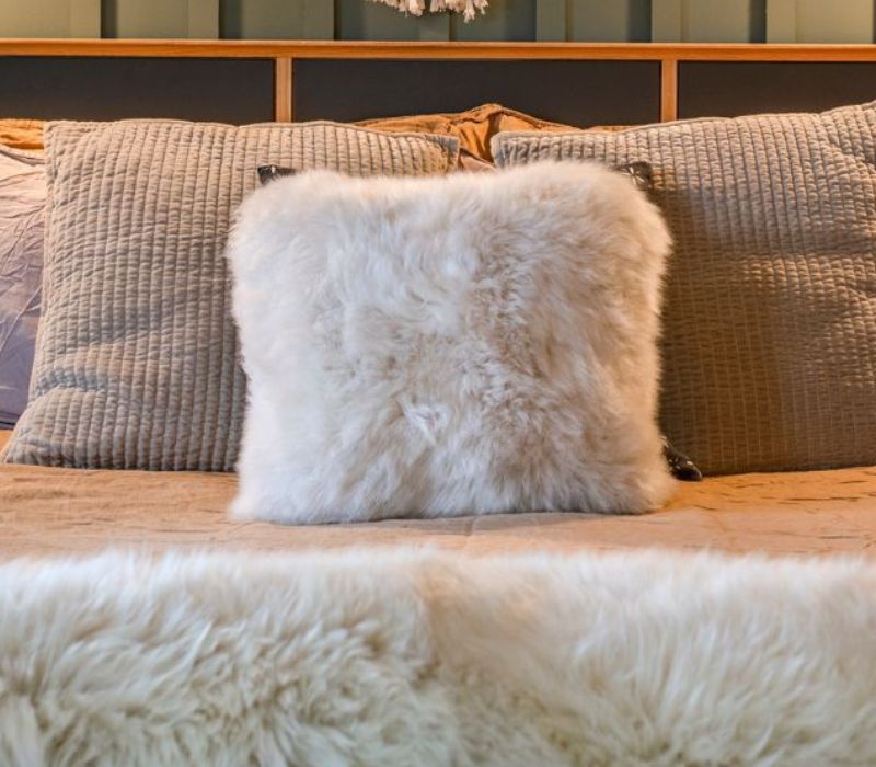 SQUARE SHEEPSKIN CUSHION IN LINEN